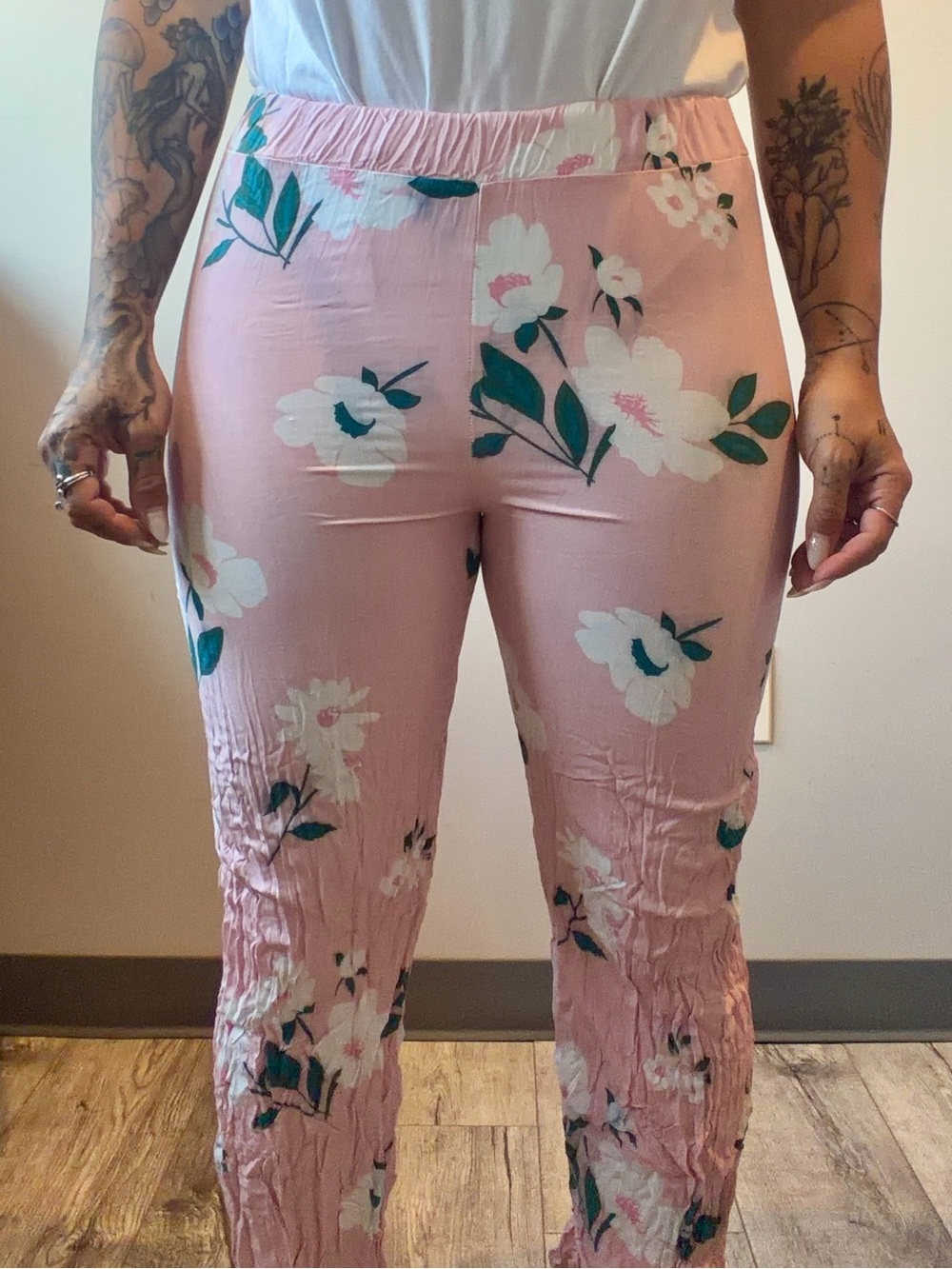 Womens‎ Pink Floral Light Material (Rayon) Pants Size Medium Wide Leg Flare